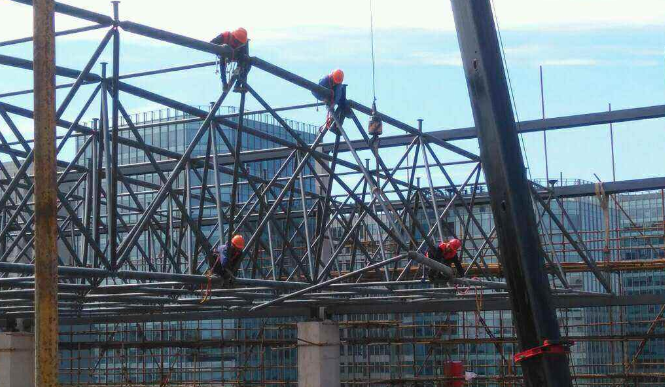 渝北论网架装配施工中搭设脚手架应当留神的事故